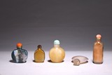 A GROUP OF FIVE AGATE SNUFF BOTTLES