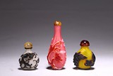A GROUP OF THREE GLASS OVERLAY SNUFF BOTTLES