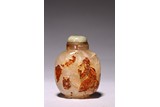 A CHINESE AGATE CARVED 'FIGURE' SNUFF BOTTLE