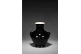 A MIRROR BLACK GLAZED VASE 