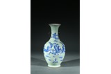 A CHINESE BLUE AND WHITE 'FIGURES' VASE 