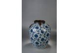 A LARGE CHINESE BLUE AND WHITE 'LOTUS' JAR 