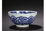 A LARGE BLUE AND WHITE FLORAL DECORATED BOWL