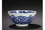 A LARGE BLUE AND WHITE FLORAL DECORATED BOWL