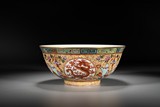 A CHINESE FAMILLE ROSE 'DRAGON AND ANTIQUES' BOWL 