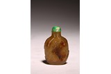 A CHINESE AGATE CARVED 'TIGER' SNUFF BOTTLE 
