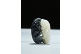 A CHINESE WHITE AND BLACK JADE CARVING OF TWO CATS