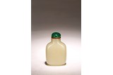 A CHINESE WHITE JADE SNUFF BOTTLE