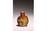 A CHINESE AGATE CARVED 'CHICKEN' SNUFF BOTTLE