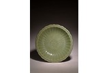 A LARGE LOBED RIM LONGQUAN CELADON CHARGER