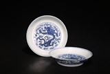 A PAIR OF BLUE AND WHITE 'PEARL CHASING DRAGONS' DISHES