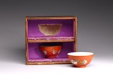 A PAIR OF FAMILLE ROSE 'POMEGRANATE' BOWLS