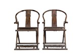 A PAIR OF HUALI FOLDING HORSESHOE BACKED CHAIRS