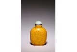 A CHINESE YELLOW SWIRL GLASS SNUFF BOTTLE