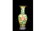 A LARGE FAMILLE ROSE YELLOW GROUND VASE