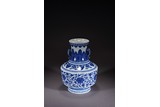 A CHINESE BLUE AND WHITE FLOWERS VASE 