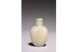 A CHINESE WHITE JADE SNUFF BOTTLE 