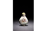 A VERY FINE FAMILLE ROSE 'STORY SCENE' SNUFF BOTTLE 