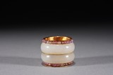 A WHITE JADE AND TOURMALINE BEAD INLAID GOLD RING