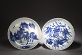 A NEAR PAIR OF BLUE AND WHITE 'ANIMALS' DISHES