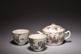 A SET OF FAMILLE ROSE TEAPOT AND CUPS 