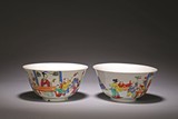 A PAIR OF FAMILLE ROSE FIGURES BOWLS