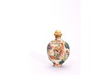 AN IMPERIAL CHINESE FAMILLE ROSE 'IMMORTALS' SNUFF BOTTLE