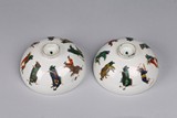 A PAIR OF CHINESE FAMILLE ROSE 'IMMORTALS' BOWLS