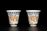 A PAIR OF FAMILLE ROSE BLUE AND WHITE CUPS