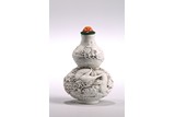 A CARVED WHITE PORCELAIN DOUBLE GOURD 'DRAGON' SNUFF BOTTLE