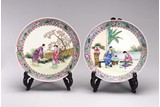 A PAIR OF FAMILLE ROSE 'FIGURES' PLATES