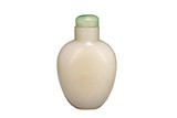 A CHINESE WHITE JADE SNUFF BOTTLE 