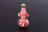 A FINE WHITE AND PINK OVERLAY GLASS 'GOURDS' SNUFF BOTTLE
