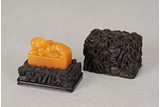 A CHINESE TIANHUANG CARVED SEAL WITH ZITAN BOX