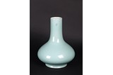 A CHINESE BLUISH CELADON GLAZE BOTTLE VASE