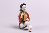 A CHINESE FAMILLE ROSE PORCELAIN FIGURE OF LADY
