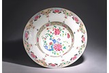 A LARGE CHINESE FAMILLE ROSE 'PEONY' CHARGER